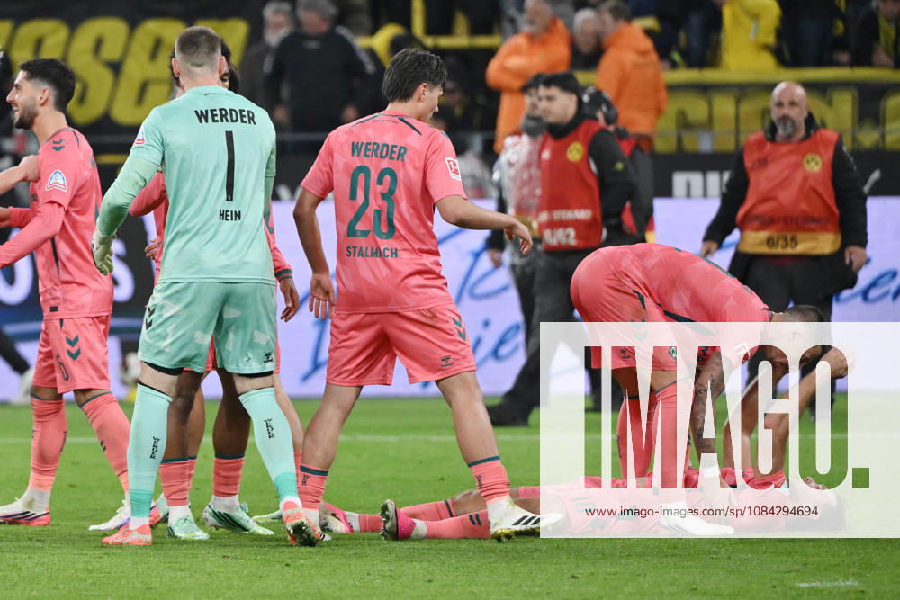 Jubel Bremen nach dem ABpfiff, rechts Niclas Füllkrug (Werder Bremen) mit Marco Friedl (Werder Bremen) 09.10.2026, Fussball 1. Bundesliga, Saison 2026 2027, 5. Spieltag, Borussia Dortmund - SV Werder Bremen DFL regulations prohibit any use of photographs as image sequences and or quasi-video Dortmund Signal Iduna Park Nordrhein Westfalen Deutschland