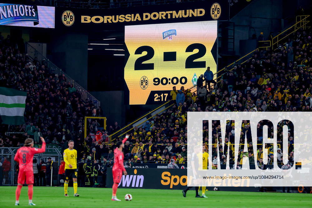 Fußball, Borussia Dortmund - SV Werder Bremen, 1. Fußball Bundesliga, 05. Spieltag, Signal Iduna Park, Saison 2026 27: Enttäuschung beim BVB nach dem 2:2 Ausgleich Unentschieden - Anzeigetafel mit Endtsand enttäuscht Enttäuschung auf dem Spielfeld DFB regulations prohibit any use of photographs as image sequences and or quasi-video. Nordrhein-Westfalen Deutschland
