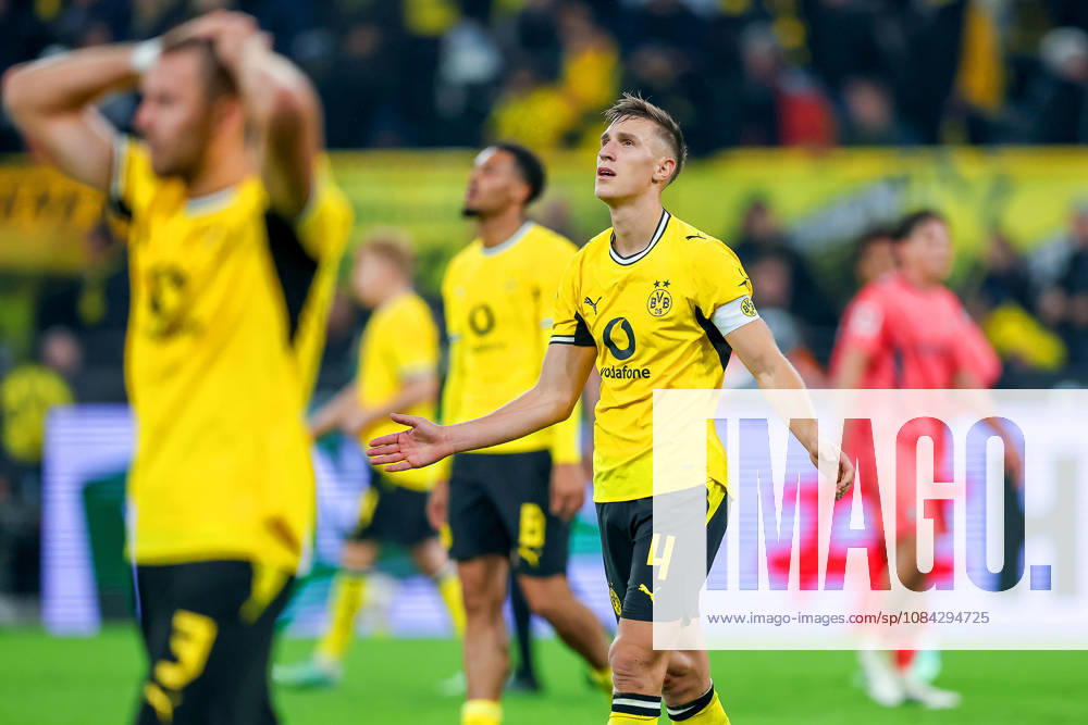 Fußball, Borussia Dortmund - SV Werder Bremen, 1. Fußball Bundesliga, 05. Spieltag, Signal Iduna Park, Saison 2026 27: Enttäuschung beim BVB nach dem 2:2 Ausgleich Unentschieden - Nico Schlotterbeck (BVB 04) neben Waldemar Anton (BVB 03) Felix Nmecha (BVB 08) enttäuscht Enttäuschung auf dem Spielfeld DFB regulations prohibit any use of photographs as image sequences and or quasi-video. Nordrhein-Westfalen Deutschland