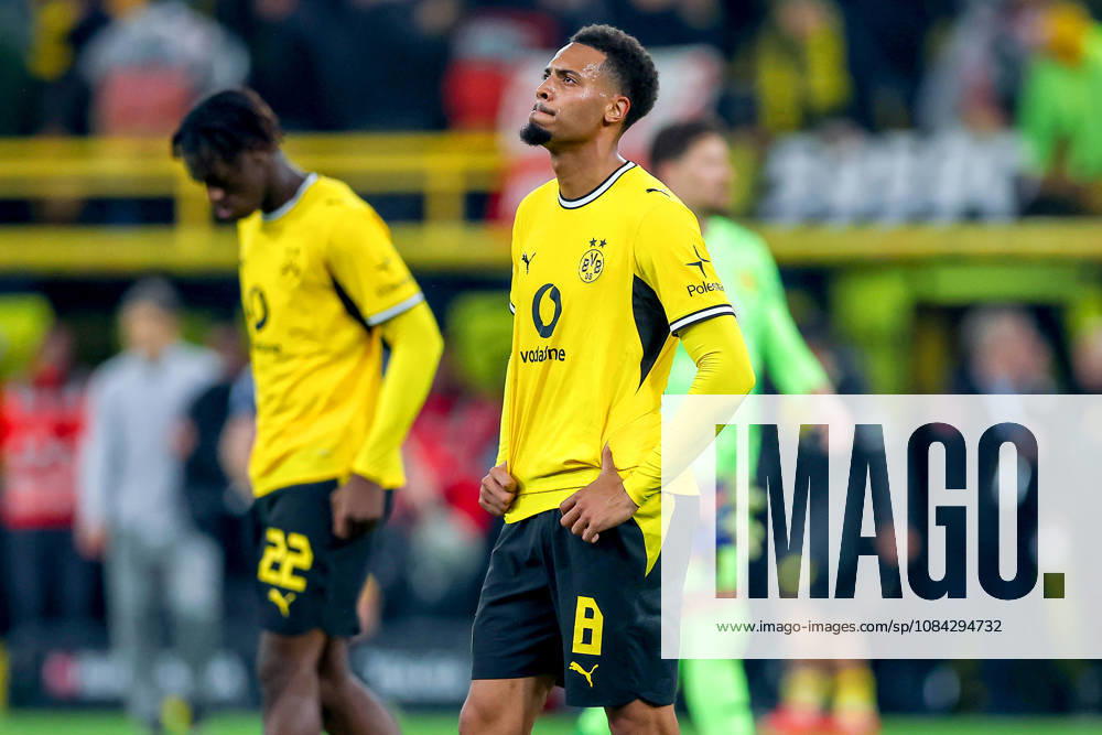 Fußball, Borussia Dortmund - SV Werder Bremen, 1. Fußball Bundesliga, 05. Spieltag, Signal Iduna Park, Saison 2026 27: Enttäuschung beim BVB nach dem 2:2 Ausgleich Unentschieden - Felix Nmecha (BVB 08) neben Joane Gadou (BVB 22) enttäuscht Enttäuschung auf dem Spielfeld DFB regulations prohibit any use of photographs as image sequences and or quasi-video. Nordrhein-Westfalen Deutschland