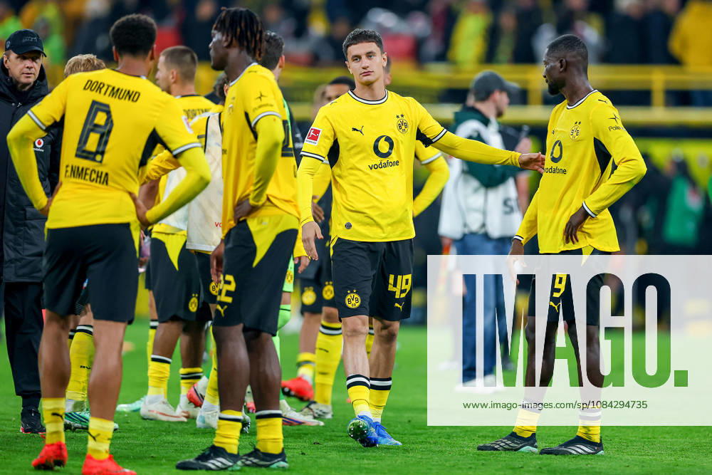 Fußball, Borussia Dortmund - SV Werder Bremen, 1. Fußball Bundesliga, 05. Spieltag, Signal Iduna Park, Saison 2026 27: Enttäuschung beim BVB nach dem 2:2 Ausgleich Unentschieden - Felix Nmecha (BVB 08) Joane Gadou (BVB 22) Luca Reggiani (BVB 49) Serhou Guirassy (BVB 09) enttäuscht Enttäuschung auf dem Spielfeld DFB regulations prohibit any use of photographs as image sequences and or quasi-video. Nordrhein-Westfalen Deutschland