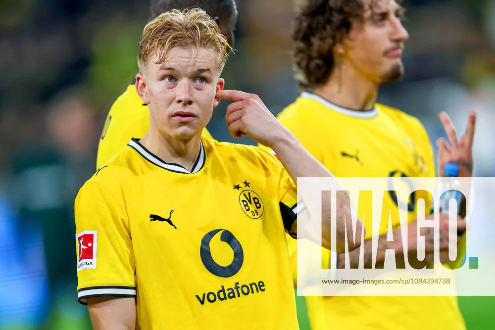 Fußball, Borussia Dortmund - SV Werder Bremen, 1. Fußball Bundesliga, 05. Spieltag, Signal Iduna Park, Saison 2026 27: Enttäuschung beim BVB nach dem 2:2 Ausgleich Unentschieden - Daniel Svensson (BVB 24) gestikulierend auf dem Spielfeld neben Fabio Silva (BVB 21) enttäuscht Enttäuschung auf dem Spielfeld DFB regulations prohibit any use of photographs as image sequences and or quasi-video. Nordrhein-Westfalen Deutschland