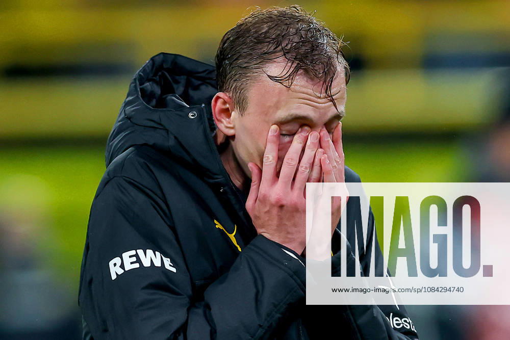 Fußball, Borussia Dortmund - SV Werder Bremen, 1. Fußball Bundesliga, 05. Spieltag, Signal Iduna Park, Saison 2026 27: Enttäuschung beim BVB nach dem 2:2 Ausgleich Unentschieden - Maximilian Beier (BVB 14) verdeckt das Gesicht mit den Händen enttäuscht Enttäuschung auf dem Spielfeld DFB regulations prohibit any use of photographs as image sequences and or quasi-video. Nordrhein-Westfalen Deutschland