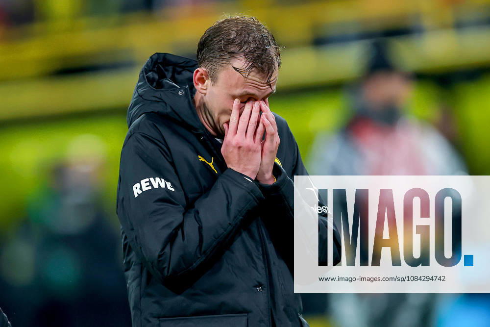 Fußball, Borussia Dortmund - SV Werder Bremen, 1. Fußball Bundesliga, 05. Spieltag, Signal Iduna Park, Saison 2026 27: Enttäuschung beim BVB nach dem 2:2 Ausgleich Unentschieden - Maximilian Beier (BVB 14) verdeckt das Gesicht mit den Händen enttäuscht Enttäuschung auf dem Spielfeld DFB regulations prohibit any use of photographs as image sequences and or quasi-video. Nordrhein-Westfalen Deutschland
