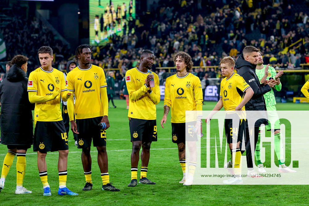 Fußball, Borussia Dortmund - SV Werder Bremen, 1. Fußball Bundesliga, 05. Spieltag, Signal Iduna Park, Saison 2026 27: Enttäuschung beim BVB nach dem 2:2 Ausgleich Unentschieden - Luca Reggiani (BVB 49) Joane Gadou (BVB 22) Serhou Guirassy (BVB 09) Fabio Silva (BVB 21) Daniel Svensson (BVB 24) enttäuscht Enttäuschung auf dem Spielfeld DFB regulations prohibit any use of photographs as image sequences and or quasi-video. Nordrhein-Westfalen Deutschland