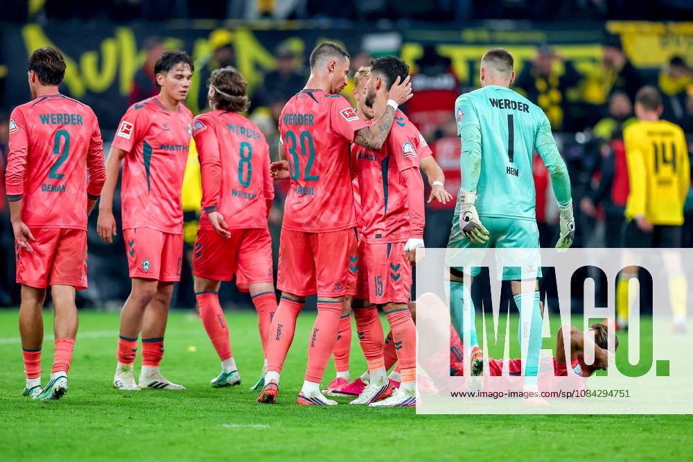 Fußball, Borussia Dortmund - SV Werder Bremen, 1. Fußball Bundesliga, 05. Spieltag, Signal Iduna Park, Saison 2026 27: Erleichterung bei Werder Bremen nach dem 2:2 Ausgleich - die Mannschaft steht feiernd auf dem Spielfeld Mick Schmetgens (Werder Bremen 33) Marco Friedl (Werder Bremen 32) Olivier Deman (Werder Bremen 02) Karl Hein (Werder Bremen 01) Niclas Füllkrug (Werder Bremen 10) Mitchell Weiser (Werder Bremen 08) Marco Grüll (Werder Bremen 17) Ludovit Reis (Werder Bremen 15) DFB regulations prohibit any use of photographs as image sequences and or quasi-video. Nordrhein-Westfalen Deutschland
