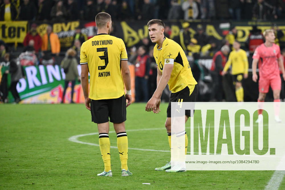 Nico Schlotterbeck (Borussia Dortmund), Waldemar Anton (Borussia Dortmund), v.re., nach dem Abpfiff 09.10.2026, Fussball 1. Bundesliga, Saison 2026 2027, 5. Spieltag, Borussia Dortmund - SV Werder Bremen DFL regulations prohibit any use of photographs as image sequences and or quasi-video Dortmund Signal Iduna Park Nordrhein Westfalen Deutschland