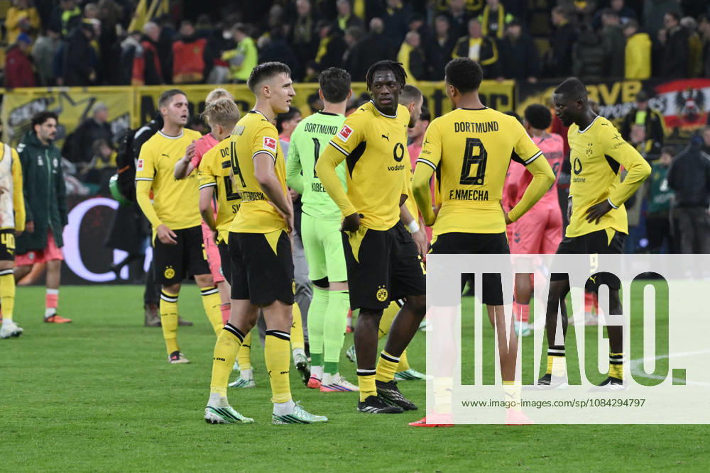 Enttäuschung nach dem Abpfiff, v.li., Nico Schlotterbeck (Borussia Dortmund), Torwart Gregor Kobel (Borussia Dortmund), Joane Gadou (Borussia Dortmund), Felix Nmecha (Borussia Dortmund) 09.10.2026, Fussball 1. Bundesliga, Saison 2026 2027, 5. Spieltag, Borussia Dortmund - SV Werder Bremen DFL regulations prohibit any use of photographs as image sequences and or quasi-video Dortmund Signal Iduna Park Nordrhein Westfalen Deutschland