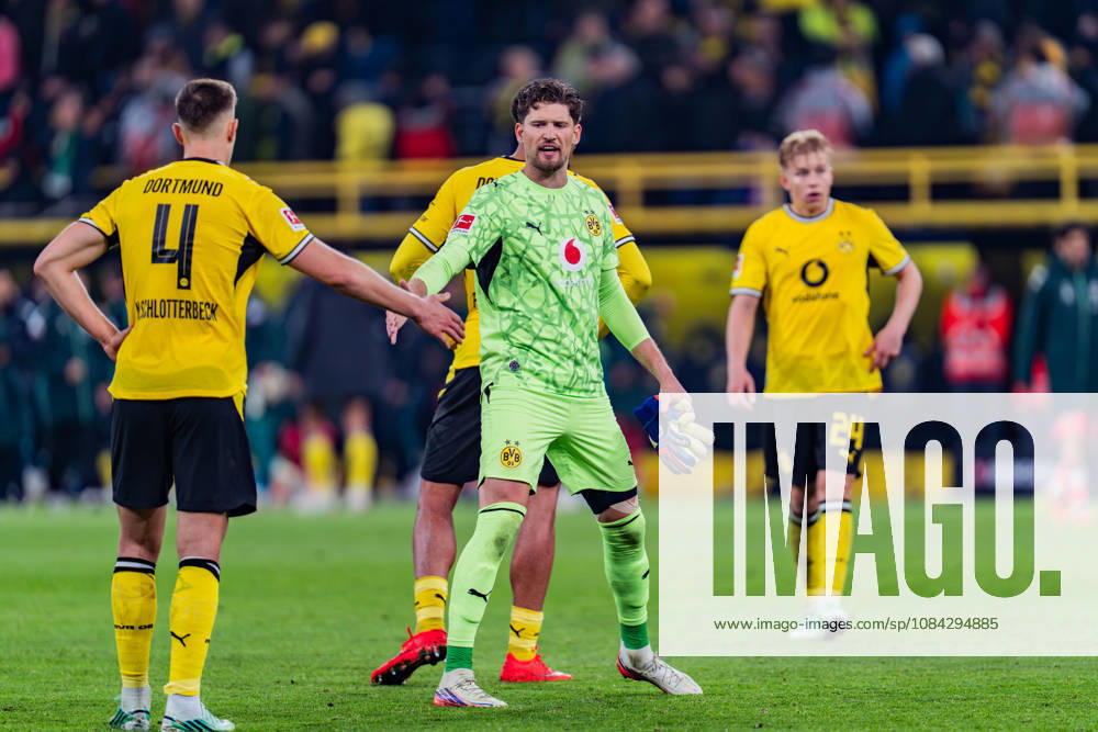 1. Bundesliga, 5. Spieltag, Borussia Dortmund vs. Werder Bremen am 09.10.2026 Nico Schlotterbeck Gregor Kobel enttäuscht nach Abpfiff unzufrieden unglücklich