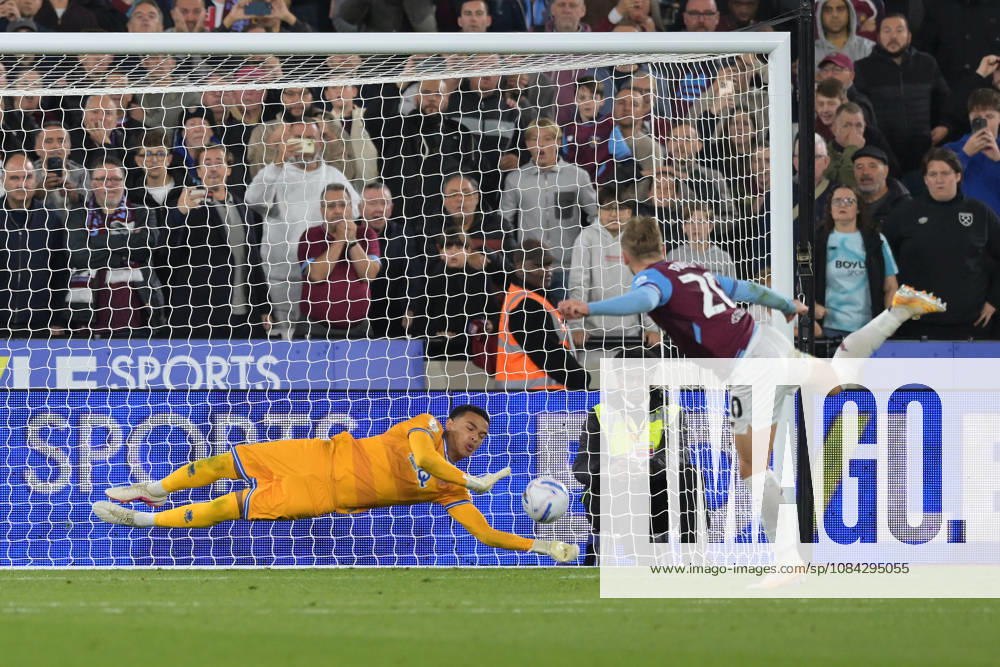West Ham vs QPR Championship Jarrod Bowen of West Ham United misses a late penaslty during the West Ham vs Queens Park Rangers, EFL Championship match at the London Stadium Stratford. This image is for . Licence required from the Football DataCo for any other use. London The London Stadium UK