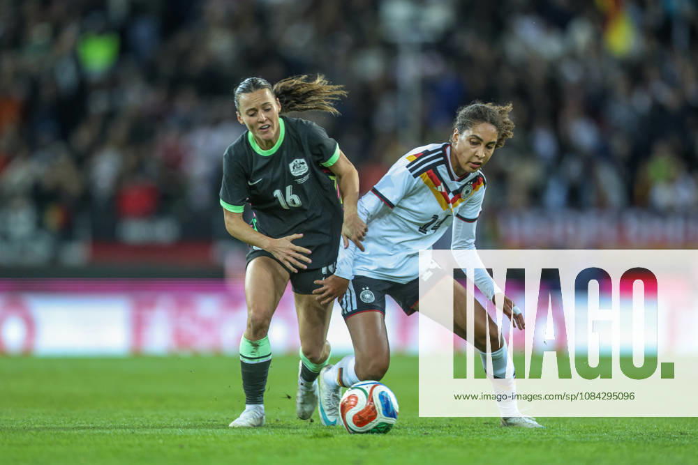 GER, Karlsruhe, Deutschland vs Australien, FIFA, DFB, Fussball, Spielzeit 2026 2027, BBBank Wildpark, Freundschaftsspiel im Bild v.l.: Hayley Raso (Australien 16), Cora Zicai (Deutschland, Frauen Nationalmannschaft), Zweikampf DFB DFL REGULATIONS PROHIBIT ANY USE OF PHOTOGRAPHS AS IMAGE SEQUENCES AND OR QUASI-VIDEO