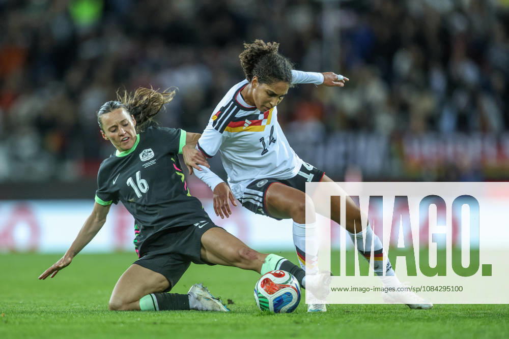 GER, Karlsruhe, Deutschland vs Australien, FIFA, DFB, Fussball, Spielzeit 2026 2027, BBBank Wildpark, Freundschaftsspiel im Bild v.l.: Hayley Raso (Australien 16), Cora Zicai (Deutschland, Frauen Nationalmannschaft), Zweikampf DFB DFL REGULATIONS PROHIBIT ANY USE OF PHOTOGRAPHS AS IMAGE SEQUENCES AND OR QUASI-VIDEO