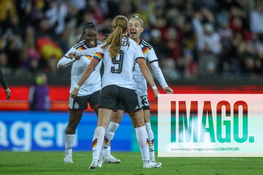 GER, Karlsruhe, Deutschland vs Australien, FIFA, DFB, Fussball, Spielzeit 2026 2027, BBBank Wildpark, Freundschaftsspiel im Bild: Sjoeke Nüsken (Deutschland, Frauen Nationalmannschaft), Tor, Jubel und Freude, Emotionen mit Nicole Anyomi (Deutschland, Frauen Nationalmannschaft) und Sophia Kleinherne (Deutschland, Frauen Nationalmannschaft) DFB DFL REGULATIONS PROHIBIT ANY USE OF PHOTOGRAPHS AS IMAGE SEQUENCES AND OR QUASI-VIDEO