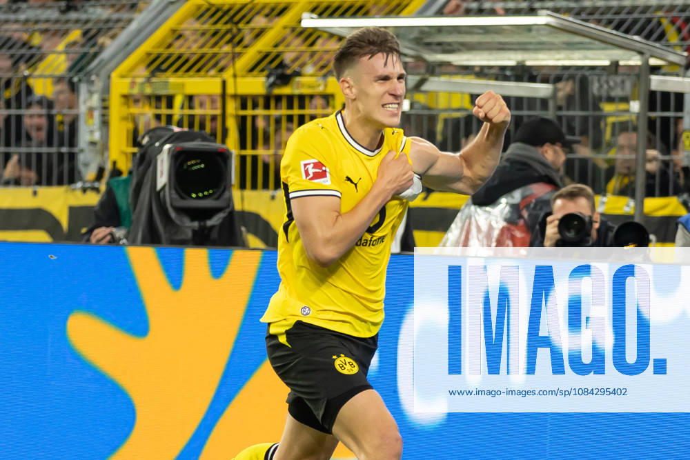 Dortmund, Deutschland 09. Oktober 2026: 1. BL - 2026 2027 - Sp. 5 - Borussia Dortmund gegen SV Werder Bremen Im Bild: Nico Schlotterbeck (BVB) jubelt nach seinem Tor zum 2:0 DFL DFB regulations prohibit any use of photographs as image sequences and or quasi-video. Signal Iduna Park Nordrhein Westfalen
