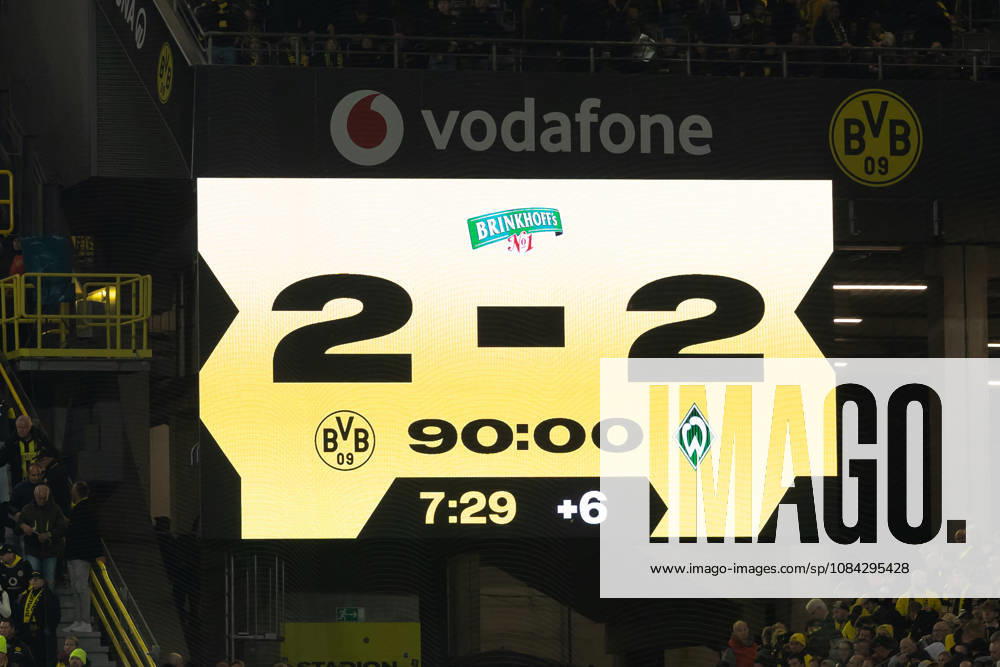 Dortmund, Deutschland 09. Oktober 2026: 1. BL - 2026 2027 - Sp. 5 - Borussia Dortmund gegen SV Werder Bremen Im Bild: Die Anzeigetafel Videoleinwand mit dem offiziellem Endergebnis: Borussia Dortmund - Werder Bremen 2:2 DFL DFB regulations prohibit any use of photographs as image sequences and or quasi-video. Signal Iduna Park Nordrhein Westfalen