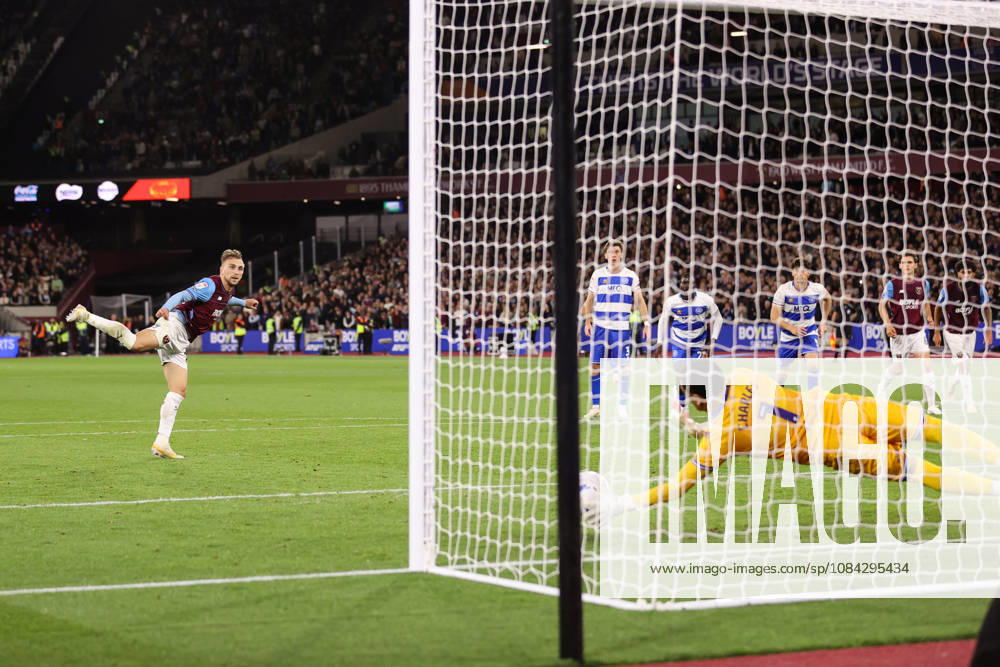 West Ham United v Queens Park Rangers 09 October 2026, London - EFL Championship Football - West Ham United v Queens Park Rangers - Jarrod Bowen of West Ham United has a last minute penalty saved by QPR goalkeeper Pierce Charles - Photo: Jacques Feeney Offside. London UK