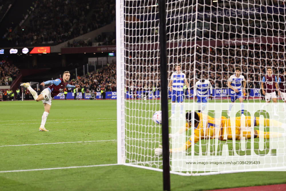 West Ham United v Queens Park Rangers 09 October 2026, London - EFL Championship Football - West Ham United v Queens Park Rangers - Jarrod Bowen of West Ham United has a last minute penalty saved by QPR goalkeeper Pierce Charles - Photo: Jacques Feeney Offside. London UK