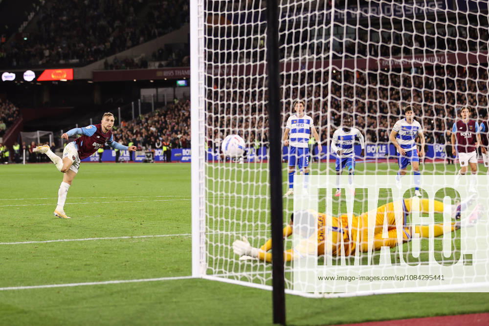 West Ham United v Queens Park Rangers 09 October 2026, London - EFL Championship Football - West Ham United v Queens Park Rangers - Jarrod Bowen of West Ham United has a last minute penalty saved by QPR goalkeeper Pierce Charles - Photo: Jacques Feeney Offside. London UK