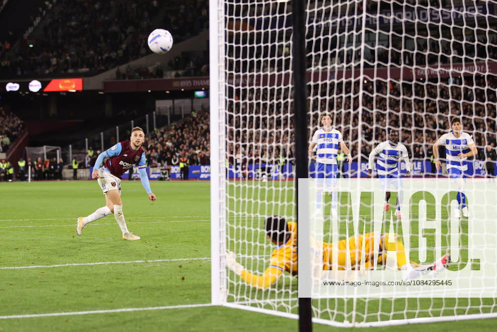 West Ham United v Queens Park Rangers 09 October 2026, London - EFL Championship Football - West Ham United v Queens Park Rangers - Jarrod Bowen of West Ham United has a last minute penalty saved by QPR goalkeeper Pierce Charles - Photo: Jacques Feeney Offside. London UK