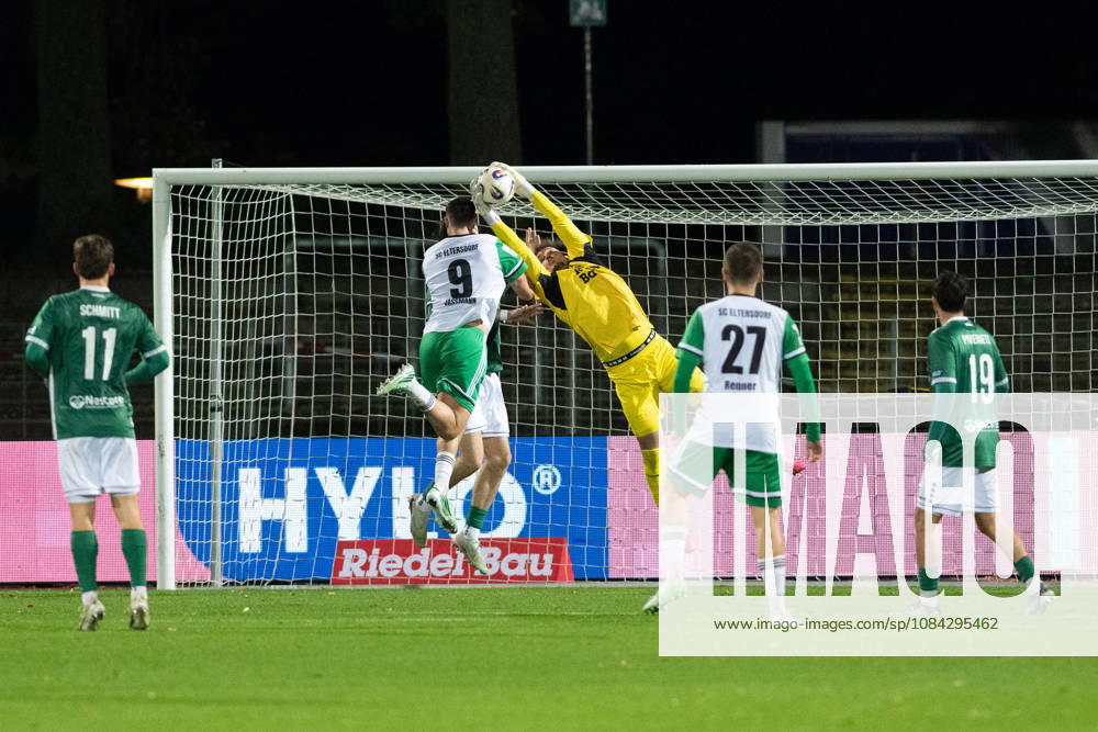 1. FC 1905 Schweinfurt vs. SC Eltersdorf, Sachs-Stadion Football, Regionalliga Bayern 1. FC 1905 Schweinfurt vs. SC Eltersdorf 9 Oct 2026 Sachs-Stadion , Schweinfurt, Germany Image: Yannik Jassmann (Eltersdorf), GK Jan Mött (FC05) punching the ball out. DFL REGULATIONS PROHIBIT ANY USE OF PHOTOGRAPHS AS IMAGE SEQUENCES AND OR QUASI-VIDEO