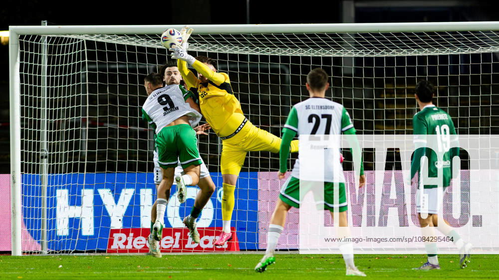 1. FC 1905 Schweinfurt vs. SC Eltersdorf, Sachs-Stadion Football, Regionalliga Bayern 1. FC 1905 Schweinfurt vs. SC Eltersdorf 9 Oct 2026 Sachs-Stadion , Schweinfurt, Germany Image: Yannik Jassmann (Eltersdorf), GK Jan Mött (FC05) punching the ball out. DFL REGULATIONS PROHIBIT ANY USE OF PHOTOGRAPHS AS IMAGE SEQUENCES AND OR QUASI-VIDEO