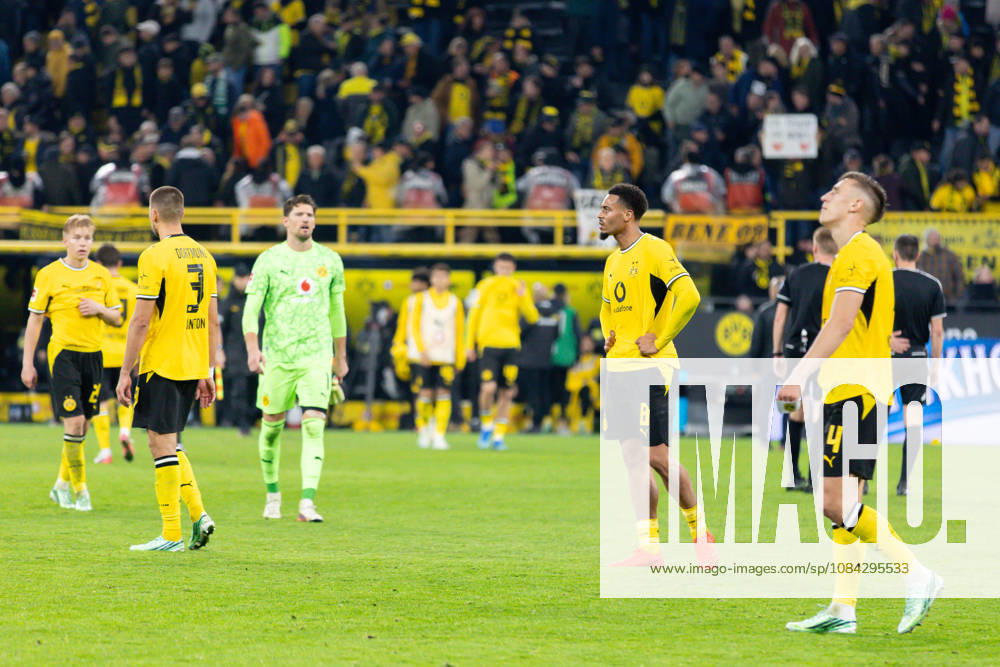 Dortmund, Deutschland 09. Oktober 2026: 1. BL - 2026 2027 - Sp. 5 - Borussia Dortmund gegen SV Werder Bremen Im Bild: Enttäuschte Dortmunder Spieler nach dem 2:2. v.li. Waldemar Anton (BVB), Felix Nmecha (BVB), Nico Schlotterbeck (BVB) DFL DFB regulations prohibit any use of photographs as image sequences and or quasi-video. Signal Iduna Park Nordrhein Westfalen