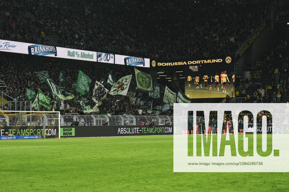 Fussball 1.Bundesliga, Borussia Dortmund - SV Werder Bremen v.l. die Bremer Mannschaft feiert vor den Gästefans das 2:2 Dortmund