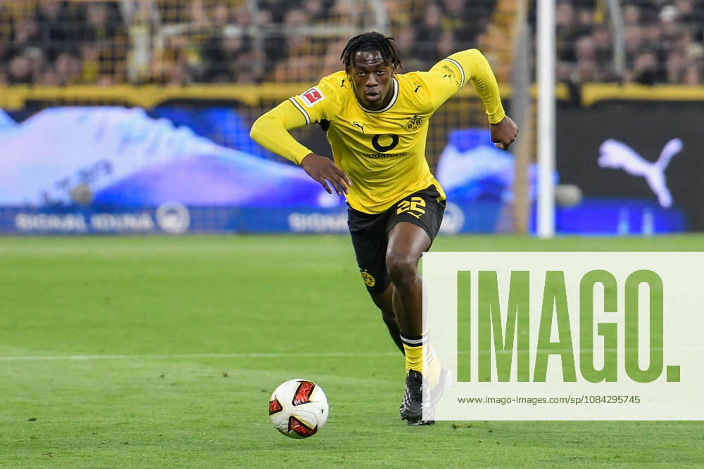 Joane Gadou (Dortmund 22) Aktion . Einzelbild . Freisteller . 09.10.2026 ¢ Fussball ¢ Borussia Dortmund vs SV Werder Bremen, Signal Iduna Park, Dortmund, DFB DFL REGULATIONS PROHIBIT ANY USE OF PHOTOGRAPHS AS IMAGE SEQUENCES AND OR QUASI-VIDEO NRW Germany