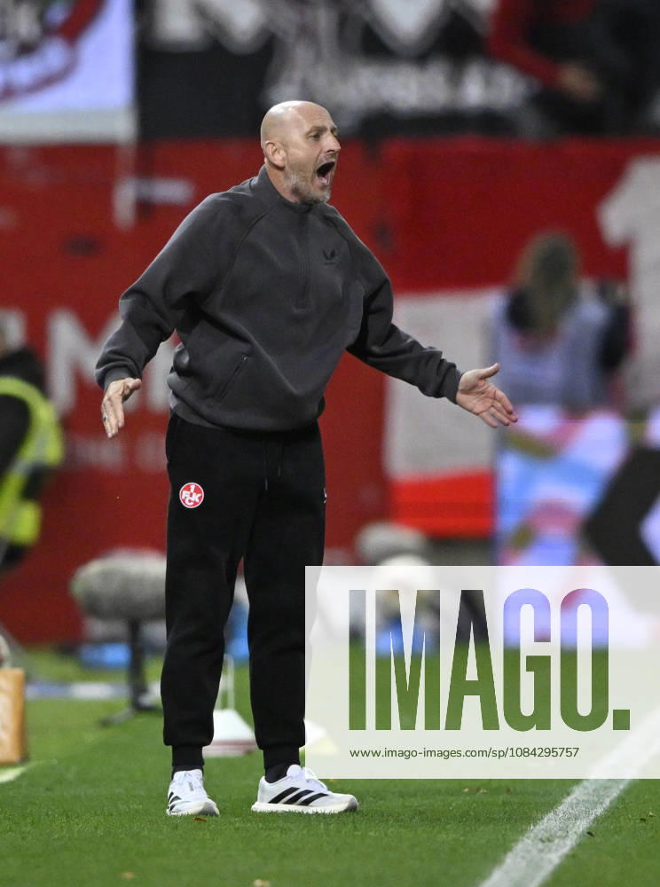 Trainer Torsten Lieberknecht 1. FC Kaiserslautern FCK Gestik Geste sauer 1. FC Heidenheim 1846 FCH vs 1. FC Kaiserslautern 09.10..2026 DFL REGULATIONS PROHIBIT ANY USE OF PHOTOGRAPHS AS IMAGE SEQUENCES AND OR QUASI-VIDEO 1. FC Heidenheim 1846 FCH vs 1. FC Kaiserslautern