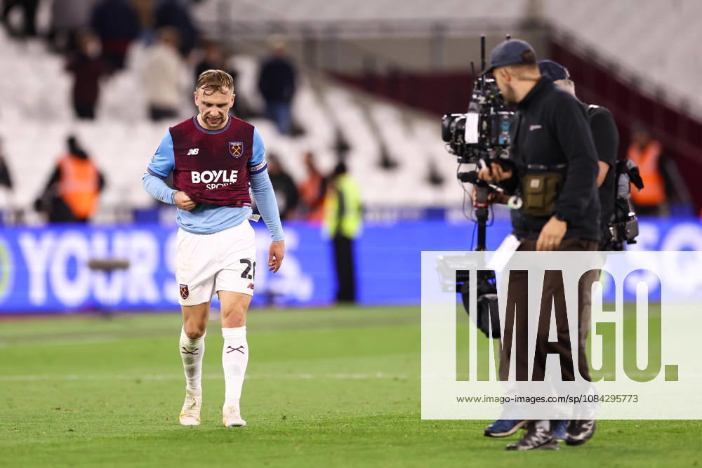 West Ham United v Queens Park Rangers 09 October 2026, London - EFL Championship Football - West Ham United v Queens Park Rangers - Jarrod Bowen of West Ham United looks dejected after full time following his penalty miss - Photo: Jacques Feeney Offside. London UK