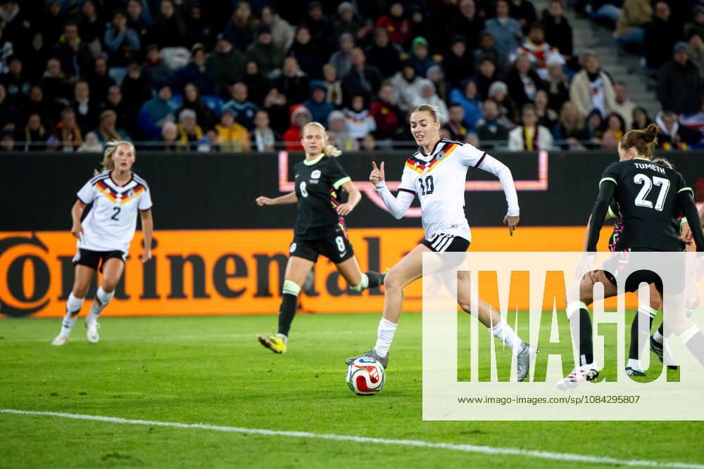 GER, Fussball, Frauen, Länderspiel, Karlsruhe, Deutschland vs. Australien Laura Freigang ( Deutschland, 10 ) am Ball Karlsruhe BBBank Wildpark Baden-Württemberg Deutschland