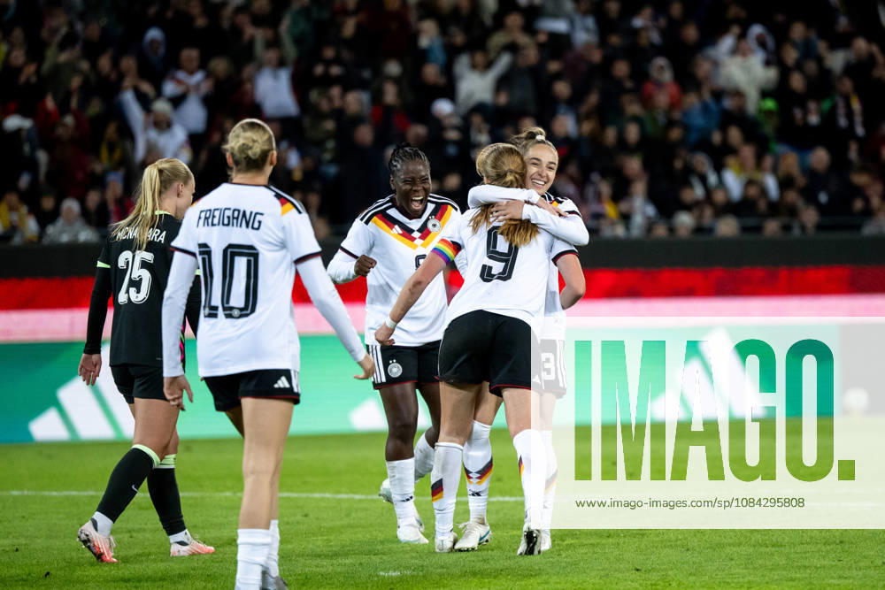 GER, Fussball, Frauen, Länderspiel, Karlsruhe, Deutschland vs. Australien Nicole Anyomi ( Deutschland, 8 ), Sjoeke Nüsken ( Deutschland, 9 ), Sophia Kleinherne ( Deutschland, 23 ) jubeln über das Tor zum 4:2 Karlsruhe BBBank Wildpark Baden-Württemberg Deutschland