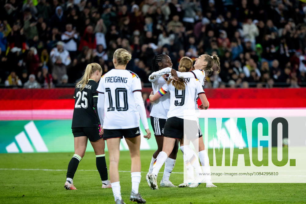 GER, Fussball, Frauen, Länderspiel, Karlsruhe, Deutschland vs. Australien Nicole Anyomi ( Deutschland, 8 ), Sjoeke Nüsken ( Deutschland, 9 ), Sophia Kleinherne ( Deutschland, 23 ) jubeln über das Tor zum 4:2 Karlsruhe BBBank Wildpark Baden-Württemberg Deutschland