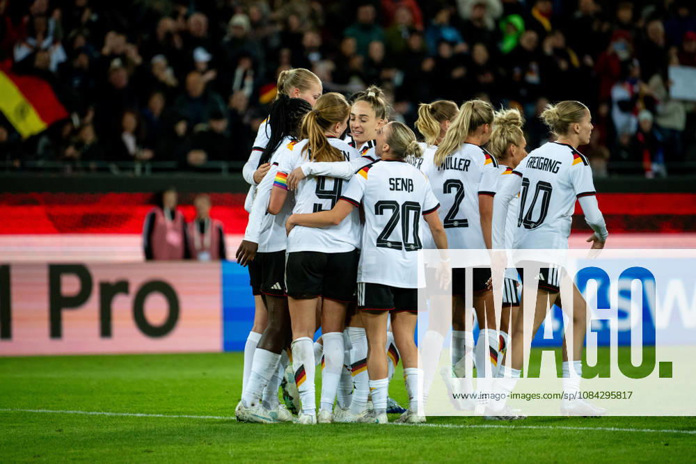 GER, Fussball, Frauen, Länderspiel, Karlsruhe, Deutschland vs. Australien Sjoeke Nüsken ( Deutschland, 9 ), Sophia Kleinherne ( Deutschland, 23 ), Elisa Senß ( Deutschland, 20 ), Marie Müller ( Deutschland, 2 ), Laura Freigang ( Deutschland, 10 ) und Team jubeln über das Tor zum 4:2 Karlsruhe BBBank Wildpark Baden-Württemberg Deutschland