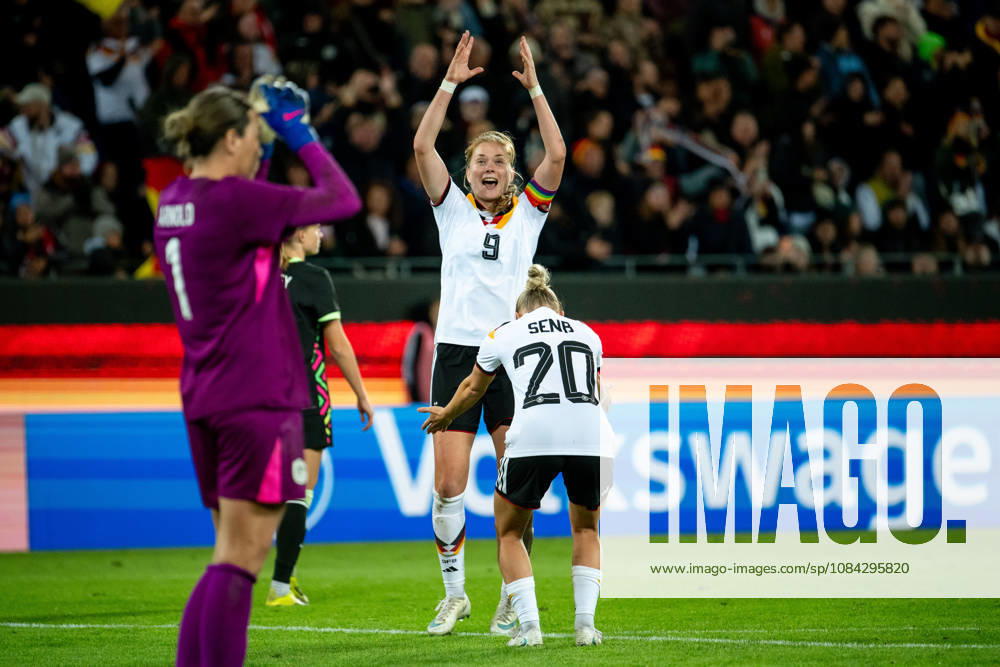 GER, Fussball, Frauen, Länderspiel, Karlsruhe, Deutschland vs. Australien Sjoeke Nüsken ( Deutschland, 9 ), Elisa Senß ( Deutschland, 20 ) jubeln über das Tor zum 4:2, Karlsruhe BBBank Wildpark Baden-Württemberg Deutschland