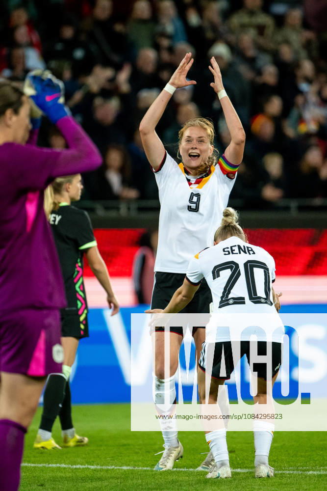 GER, Fussball, Frauen, Länderspiel, Karlsruhe, Deutschland vs. Australien Sjoeke Nüsken ( Deutschland, 9 ), Elisa Senß ( Deutschland, 20 ) jubeln über das Tor zum 4:2, Karlsruhe BBBank Wildpark Baden-Württemberg Deutschland