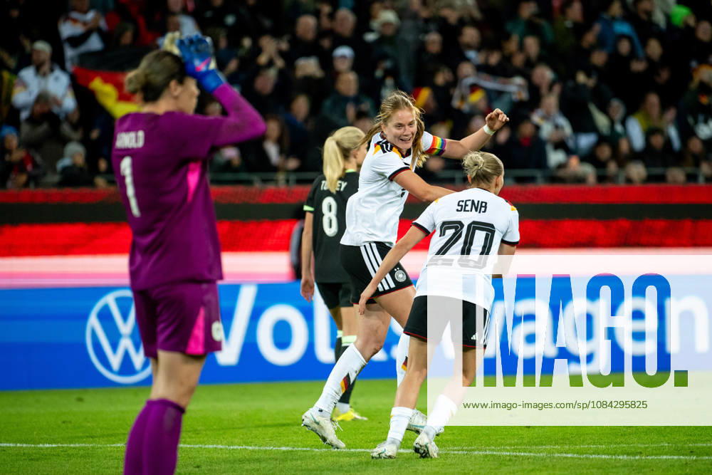 GER, Fussball, Frauen, Länderspiel, Karlsruhe, Deutschland vs. Australien Sjoeke Nüsken ( Deutschland, 9 ), Elisa Senß ( Deutschland, 20 ) jubeln über das Tor zum 4:2, Karlsruhe BBBank Wildpark Baden-Württemberg Deutschland