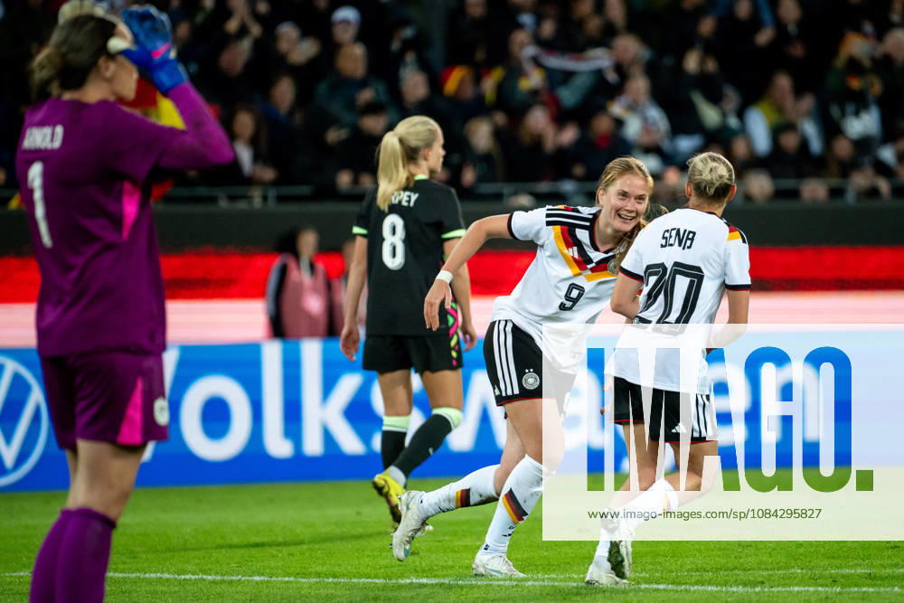 GER, Fussball, Frauen, Länderspiel, Karlsruhe, Deutschland vs. Australien Sjoeke Nüsken ( Deutschland, 9 ), Elisa Senß ( Deutschland, 20 ) jubeln über das Tor zum 4:2, Karlsruhe BBBank Wildpark Baden-Württemberg Deutschland