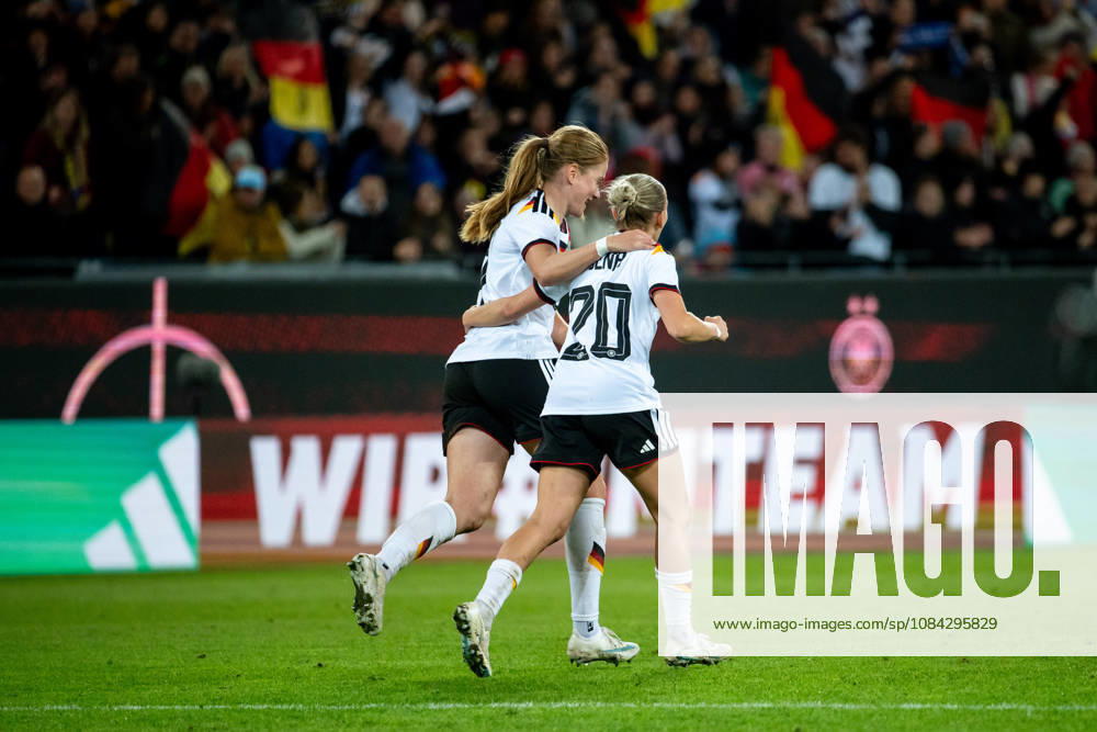 GER, Fussball, Frauen, Länderspiel, Karlsruhe, Deutschland vs. Australien Sjoeke Nüsken ( Deutschland, 9 ), Elisa Senß ( Deutschland, 20 ) jubeln über das Tor zum 4:2, Karlsruhe BBBank Wildpark Baden-Württemberg Deutschland