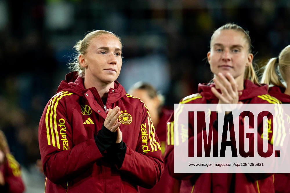 GER, Fussball, Frauen, Länderspiel, Karlsruhe, Deutschland vs. Australien Laura Dick ( Deutschland, 21 ), Janina Minge ( Deutschland, 5 ) Karlsruhe BBBank Wildpark Baden-Württemberg Deutschland