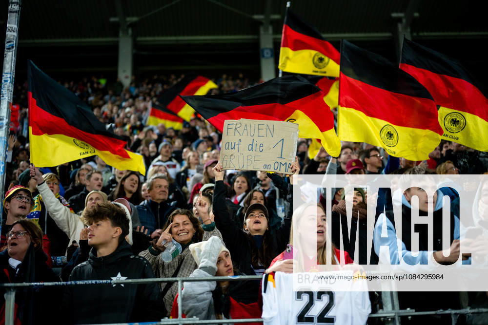GER, Fussball, Frauen, Länderspiel, Karlsruhe, Deutschland vs. Australien Fans der DFB Frauen mit Fahnen Flaggen Karlsruhe BBBank Wildpark Baden-Württemberg Deutschland