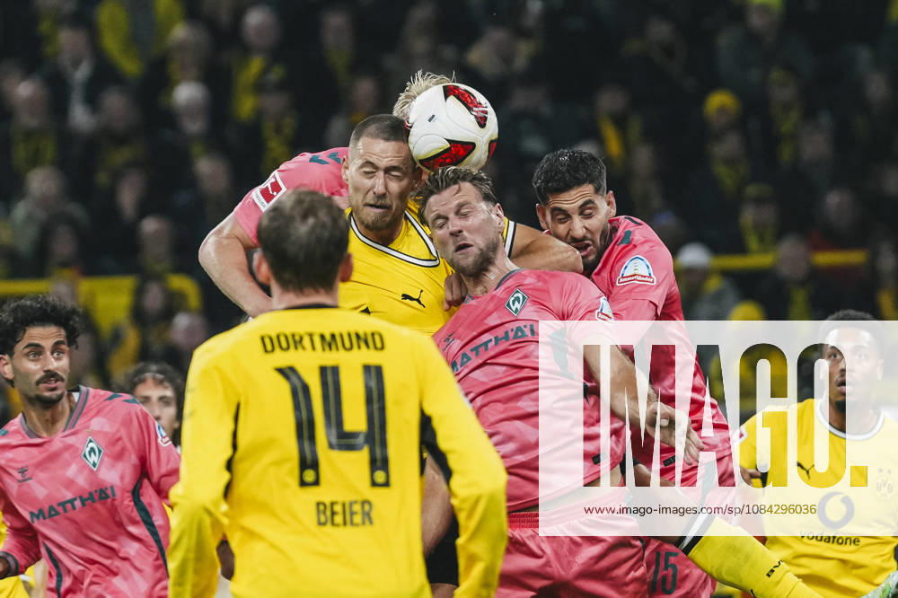 Fussball 1.Bundesliga, Borussia Dortmund - SV Werder Bremen v.l. Kopfballduell zwischen Waldemar Anton (3, Dortmund), Niclas Füllkrug (10, Bremen) und Ludovit Reis (15, Bremen) Dortmund