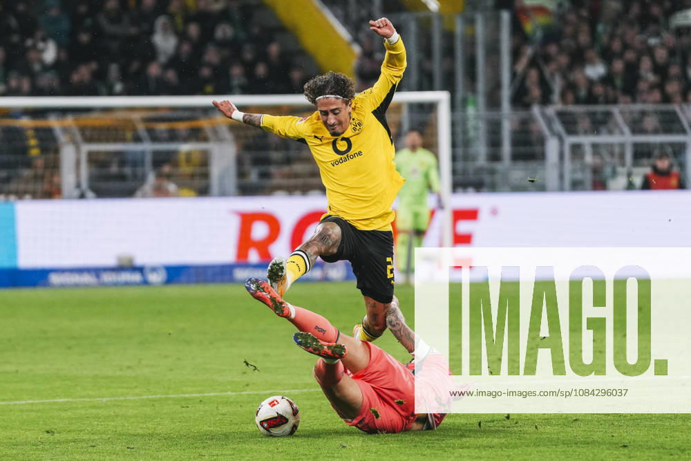 Fussball 1.Bundesliga, Borussia Dortmund - SV Werder Bremen v.l. Zweikampf zwischen Fabio Silva (21, Dortmund) und Marco Friedl (32, Bremen) Dortmund