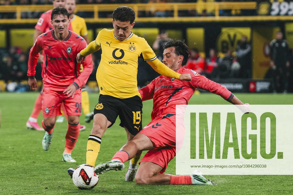 Fussball 1.Bundesliga, Borussia Dortmund - SV Werder Bremen v.l. Zweikampf zwischen Konstantinos Karetsas (19, Dortmund) und Olivier Deman (2, Bremen) Dortmund