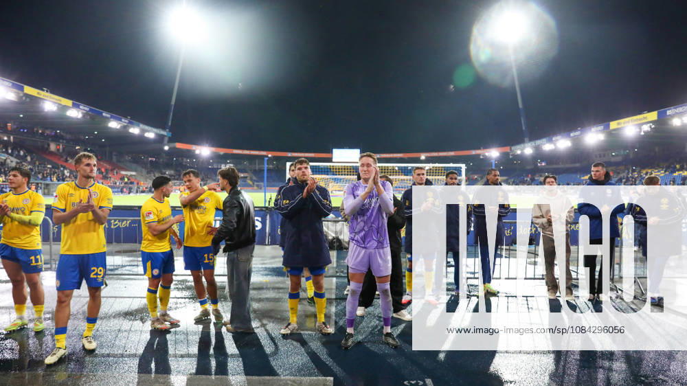Braunschweig vs Kiel, 2. BL Braunschweig, 09.10.2026, Fußball, Herren, 2. BL, Saison 2026 2027, Eintracht Braunschweig vs. Holstein Kiel: Die Mannschaft des Eintracht Braunschweig bedankt sich nach Spielende bei den Fans. Stadion an der Hamburger Straße Niedersachsen Deutschland