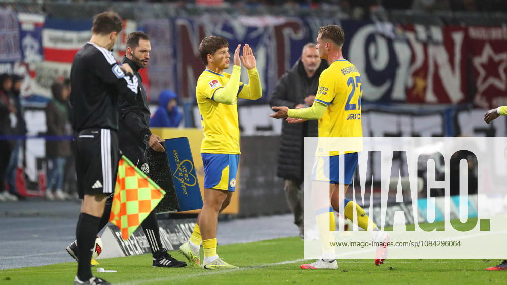 Braunschweig vs Kiel, 2. BL Braunschweig, 09.10.2026, Fußball, Herren, 2. BL, Saison 2026 2027, Eintracht Braunschweig vs. Holstein Kiel: Jovan Mijatovic (Eintracht Braunschweig) kommt für Jan Urbich (Eintracht Braunschweig) ins Spiel. Stadion an der Hamburger Straße Niedersachsen Deutschland