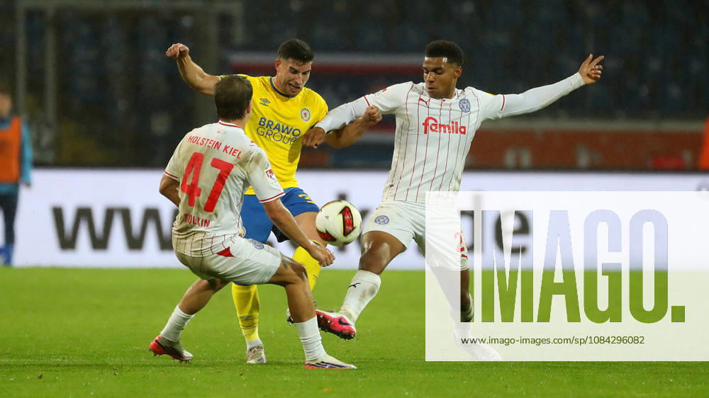 Braunschweig vs Kiel, 2. BL Braunschweig, 09.10.2026, Fußball, Herren, 2. BL, Saison 2026 2027, Eintracht Braunschweig vs. Holstein Kiel: Ikem Ugoh (Holstein Kiel), Robin Heußer (Eintracht Braunschweig), Ikem Ugoh (Holstein Kiel) Stadion an der Hamburger Straße Niedersachsen Deutschland