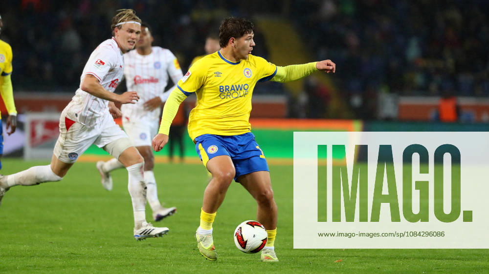 Braunschweig vs Kiel, 2. BL Braunschweig, 09.10.2026, Fußball, Herren, 2. BL, Saison 2026 2027, Eintracht Braunschweig vs. Holstein Kiel: Noah Madsen (Holstein Kiel), Jovan Mijatovic (Eintracht Braunschweig) Stadion an der Hamburger Straße Niedersachsen Deutschland