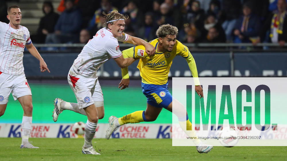 Braunschweig vs Kiel, 2. BL Braunschweig, 09.10.2026, Fußball, Herren, 2. BL, Saison 2026 2027, Eintracht Braunschweig vs. Holstein Kiel: Noah Madsen (Holstein Kiel), Yann Sturm (Eintracht Braunschweig) Stadion an der Hamburger Straße Niedersachsen Deutschland