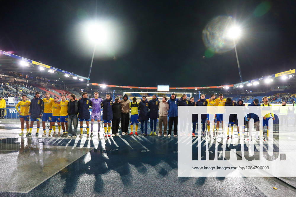 Braunschweig vs Kiel, 2. BL Braunschweig, 09.10.2026, Fußball, Herren, 2. BL, Saison 2026 2027, Eintracht Braunschweig vs. Holstein Kiel: Die Mannschaft des Eintracht Braunschweig bedankt sich nach Spielende bei den Fans. Stadion an der Hamburger Straße Niedersachsen Deutschland